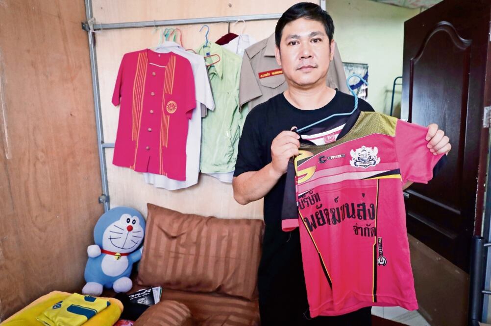 Banphot Konkum, padre de Duangpetch Promthep, uno de los menores rescatados de una cueva en Tailandia, en su casa en Chiang Rai. Foto: VINCENT THIAN. APFOTO