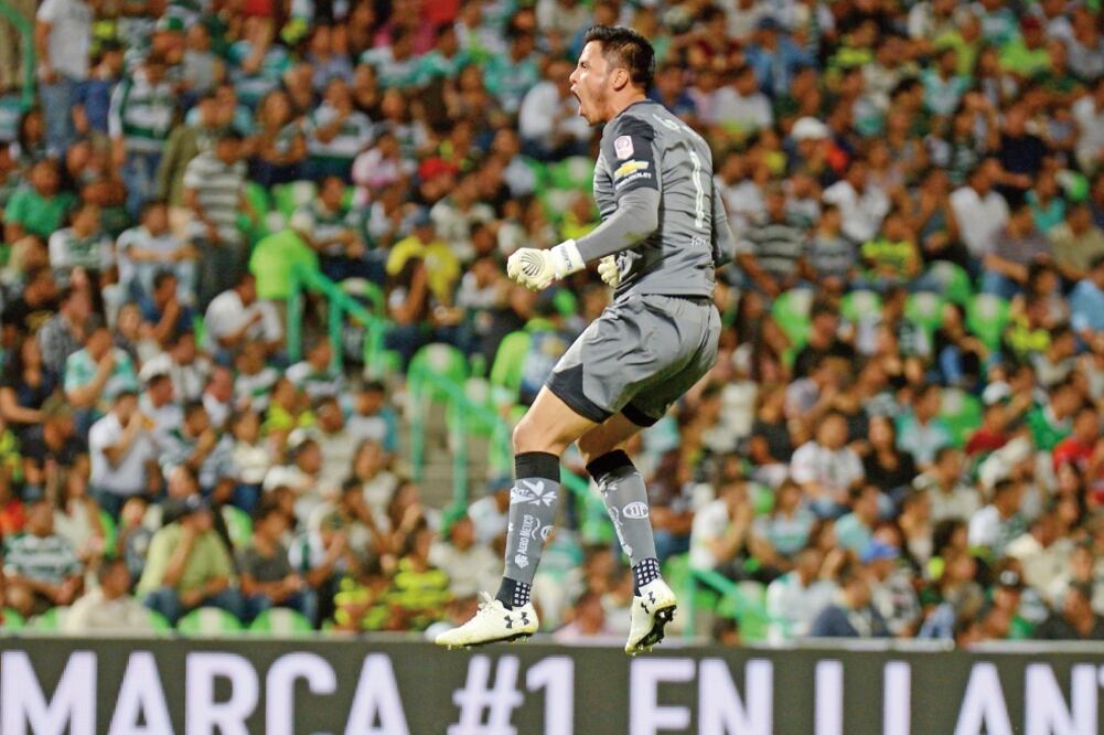 Alfredo Talavera se mostró seguro ante la metralla santista. (ÓSCAR WONG. AFP)
