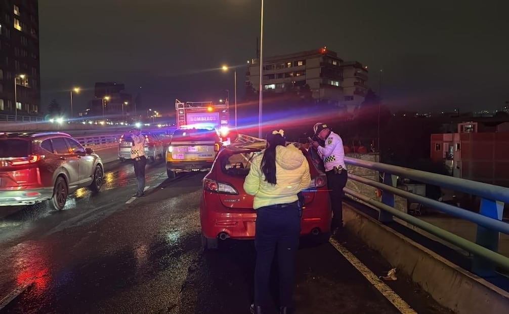 Personal del Heroico Cuerpo de Bomberos y de Protección Civil de Álvaro Obregón acudió al sitio y logró controlar el incendio. | Foto: Especial.