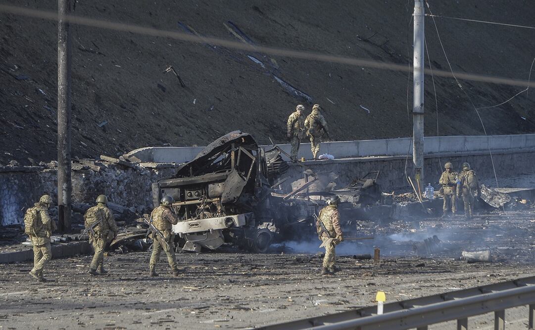 Zelenski libera a presos con experiencia militar para luchar contra los rusos. Foto: EFE