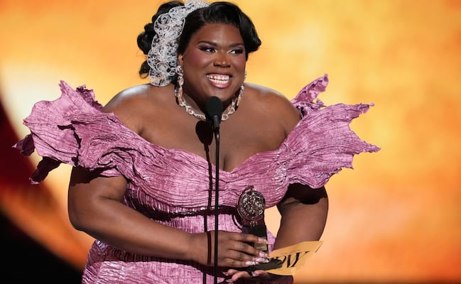 La diseñadora Qween Jean hace historia como la primer persona trans en ganar un Tony