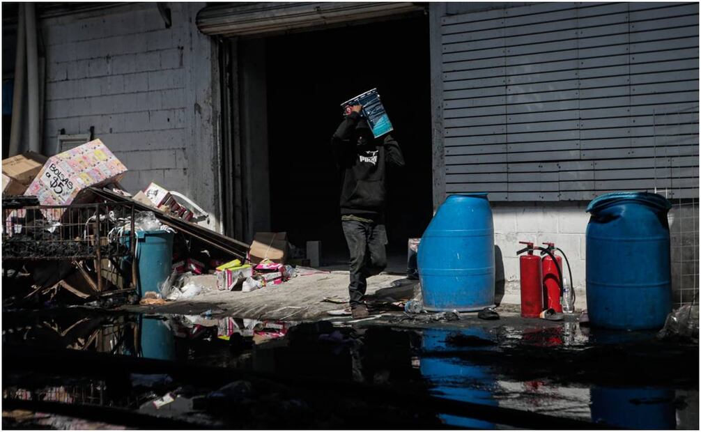 Cientos de chanclas, peluches y mercancía se quemó en la bodega de Plaza Oasis. Foto: Gabriel Pano/ EL UNIVERSAL