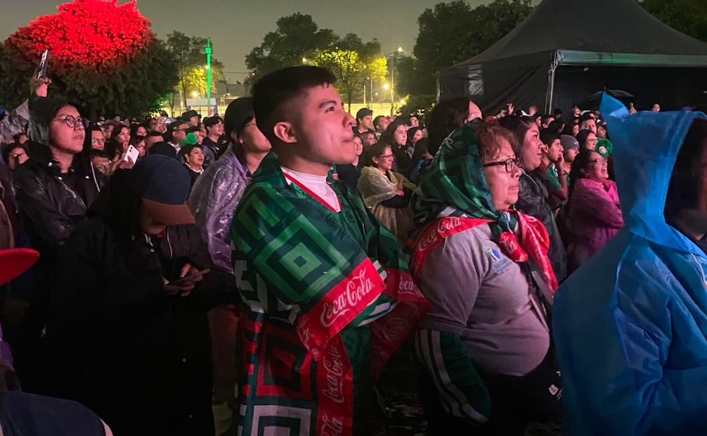 Afición mexicana celebra en el Fan Fest del Zócalo y en el Palacio de los Deportes. Fotos: Arturo Ordaz y Omar Díaz