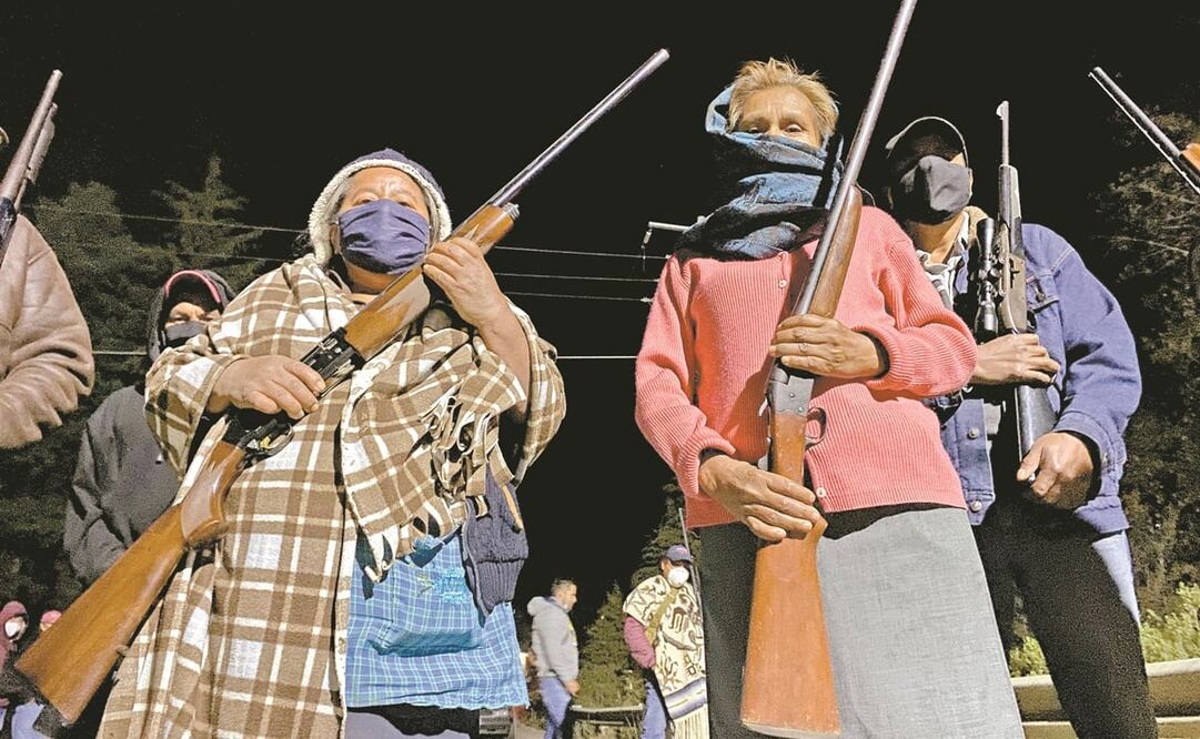 En Zitácuaro, Michoacán, hasta las mujeres mayores han tomado las armas para defender a sus comunidades de la presencia de "Los Cristaleros". Fotos: Roger Vela