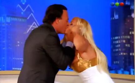 Reviven momento en el que Julio Iglesias besa y abraza a famosa conductora argentina que intenta evitar su acoso