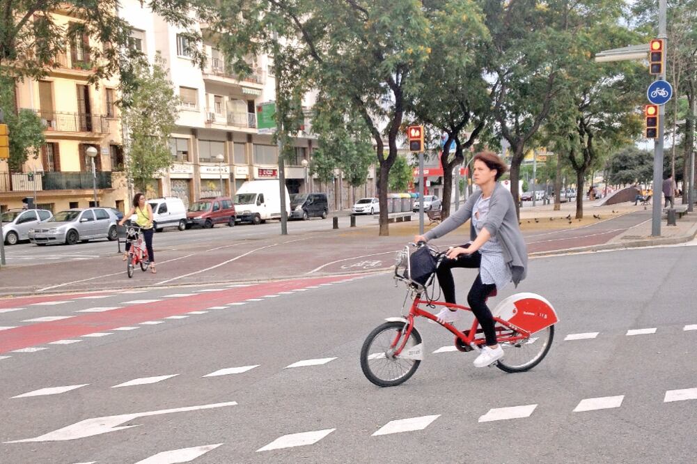Señalización adecuada, ciclovías más seguras y mayor respeto a las normas, hacen la diferencia entre circular con una Ecobici en DF o en Bicing el sistema de bicis públicas de Barcelona (JULIÁN MÉNDEZ. EL UNIVERSAL)