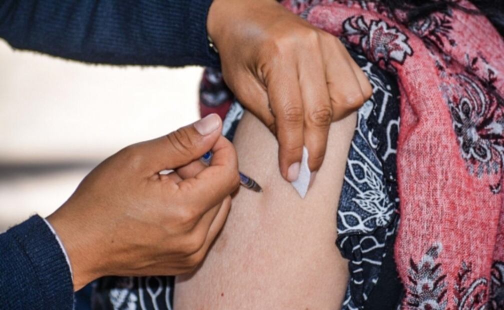 En segundo día de vacunación, mejora organización en Valle de Chalco 