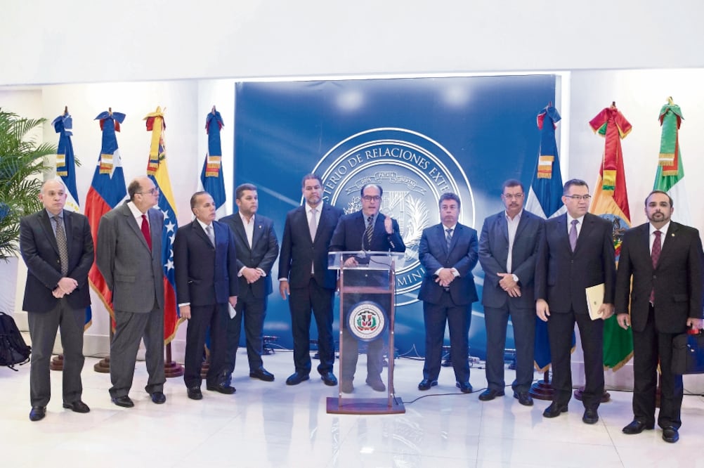 El diputado venezolano Julio Borges (centro), acompañado por líderes opositores, indicó que se retomará el diálogo con el gobierno el próximo 18 de enero, en Santo Domingo, República Dominicana. (ORLANDO BARRÍA. EFE)