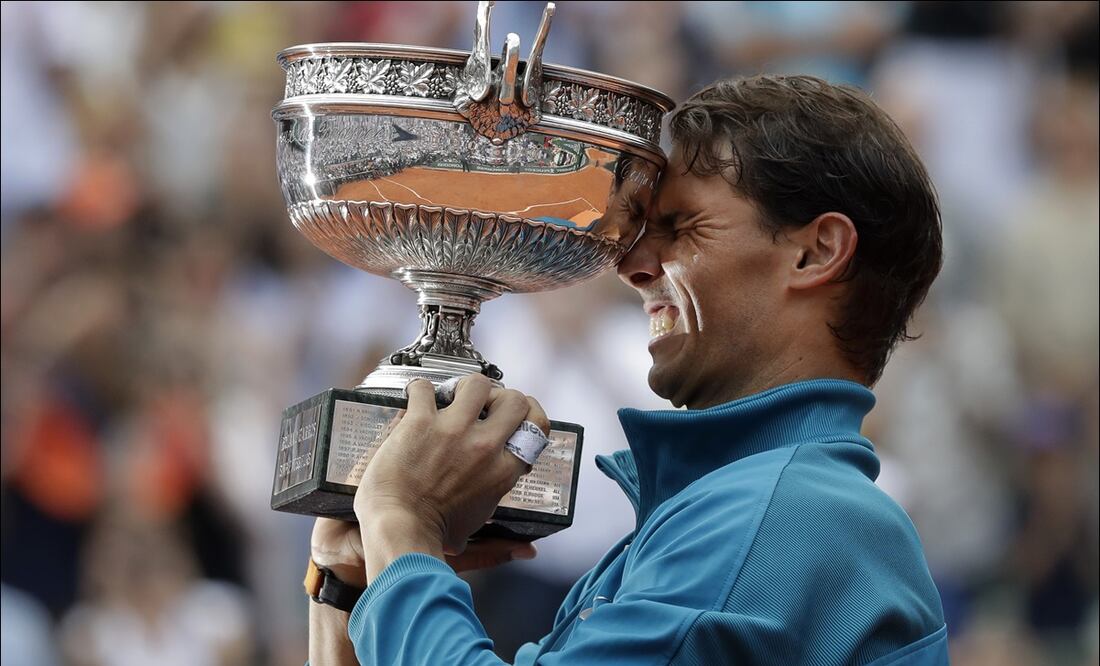 Rafael Nadal sostiene su trofeo al celebrar su triunfo en la Final varonil de Roland Garros, en 2018 - Foto: AP