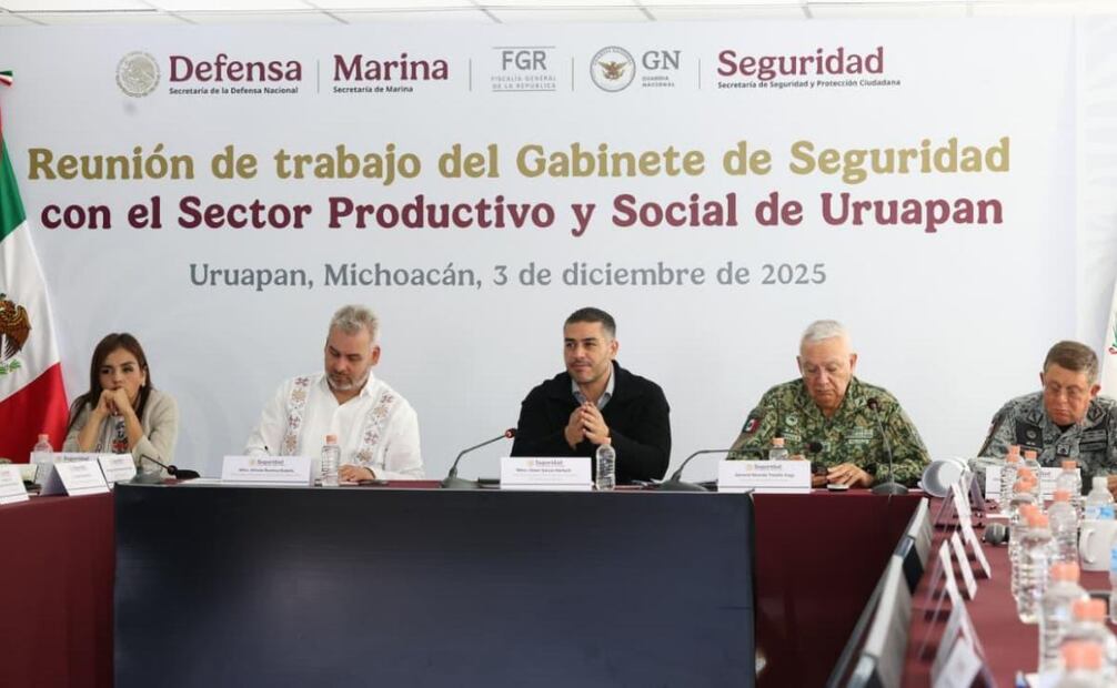 Los titulares del Gabinete de Seguridad sostuvieron una reunión de trabajo en Uruapan, Michoacán con presidentes municipales y distintas autoridades este 3 de diciembre de 2025. Foto: Especial