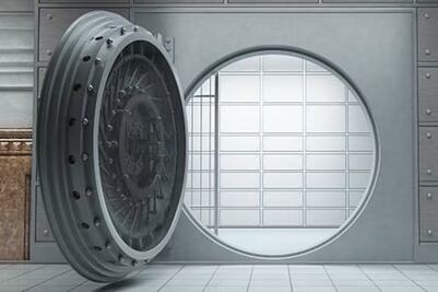 Hombre queda atrapado en la bóveda de una joyería durante nueve horas; los bomberos no lograron liberarlo