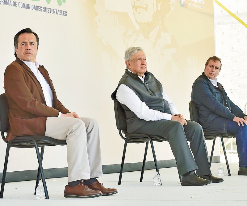 En Veracruz, el presidente Andrés Manuel López Obrador (centro) comentó que es necesario mantener un equilibrio entre la salud y la economía. Foto: PRESIDENCIA