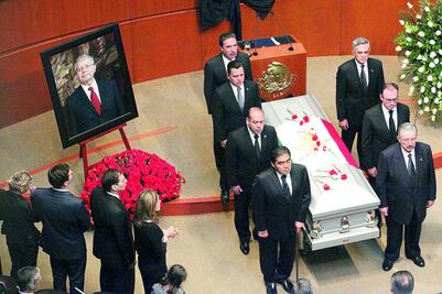 Senado despide a Manuel Camacho Solís