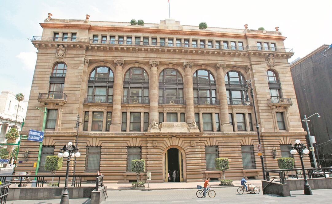 De los dólares que envían migrantes, cifras del Banco de México indican que más de 99% se hace por transferencia, dice la ABM. Foto: ARCHIVO EL UNIVERSAL