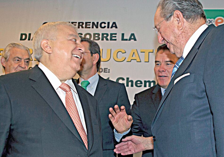 El secretario de Educación, Emilio Chuayffet, al concluir la conferencia y diálogo "Reforma educativa", realizado en el Club de Industriales, donde se acercó a saludarlo Juan Díaz de la Torre, líder del SNTE (segundo de der. a izq.)