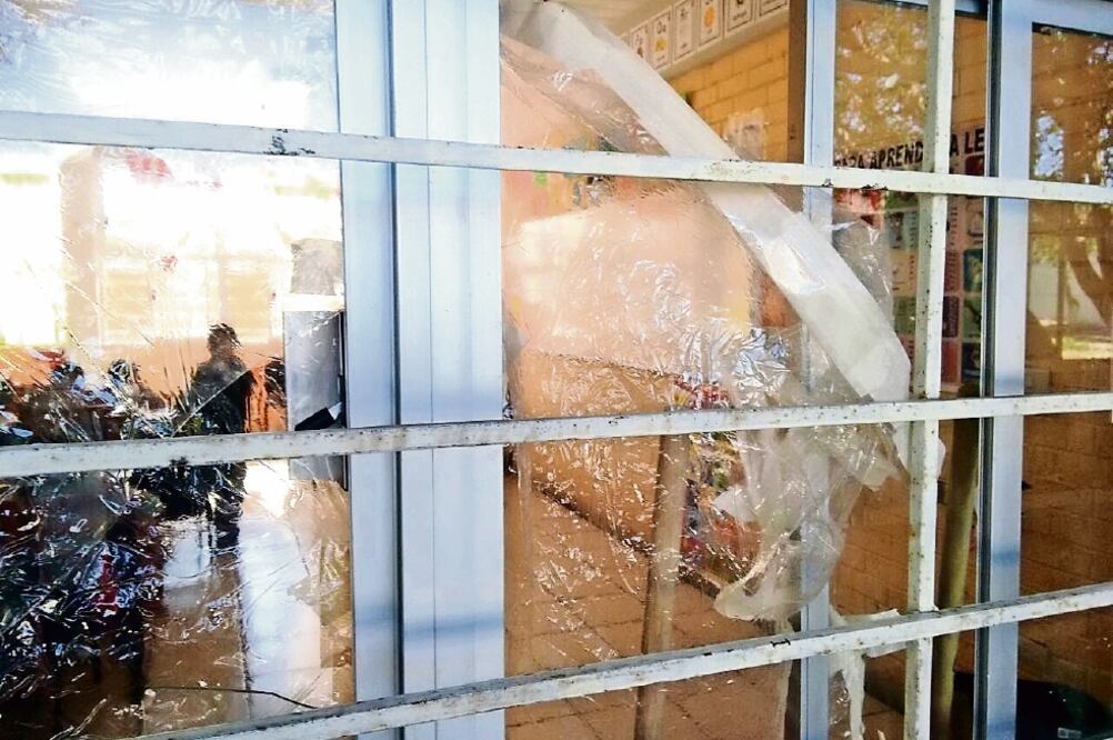 Los delincuentes destrozaron 52 vidrios del centro educativo, lo que provoca que los niños padezcan con mayor intensidad el frío de esta temporada invernal (FOTOS: HILDA FERNÁNDEZ. EL UNIVERSAL)
