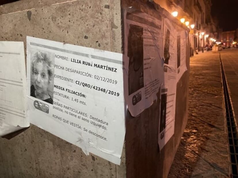 Feministas colocan fichas de búsqueda de mujeres desaparecidas en el Centro Histórico de Querétaro