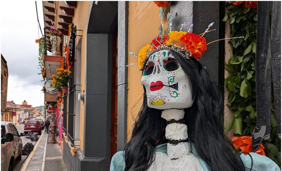 Este 23 de octubre de 2024, decenas de catrinas invaden calles de Veracruz por los festejos de Día de Muertos. Foto: Édgar Ávila / EL UNIVERSAL