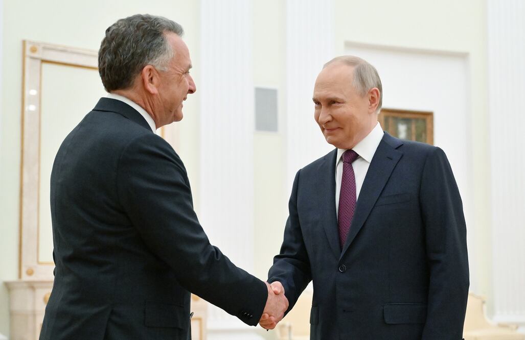 El presidente ruso, Vladímir Putin (derecha), estrecha la mano del enviado especial del presidente estadounidense, Steve Witkoff (izquierda), antes de una reunión en el Kremlin, en Moscú. Foto: EFE