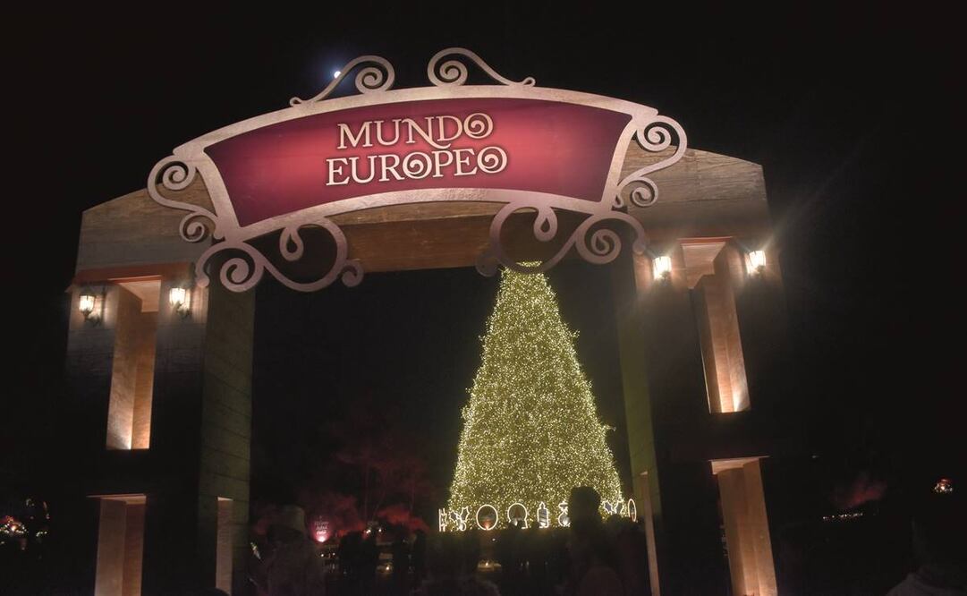 Un árbol de Navidad fue hecho con 30 mil palitos de madera. Foto: Armando Pereda/EL UNIVERSAL