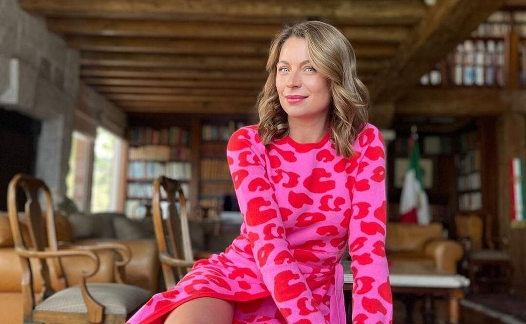 Ludwika Paleta luce un diseño con estampado pata de gallo de Benito Santos / Foto: Instagram @ludwika_paleta