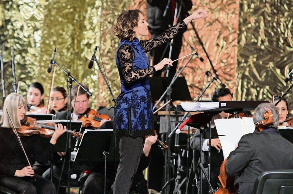 La directora dirigió a la Orquesta y Coro Internacional de las Artes (CARLOS MEJÍA. EL UNIVERSAL)