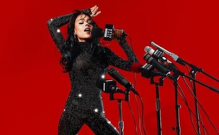 Danna deslumbra con audaz minivestido de encaje negro