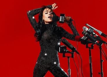 Danna deslumbra con audaz minivestido de encaje negro