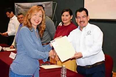 Certifica la UAT a guías turísticos del estado; reciben credenciales