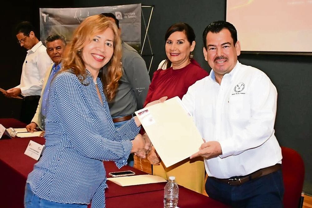 Guías turísticos reciben credenciales Foto: Especial