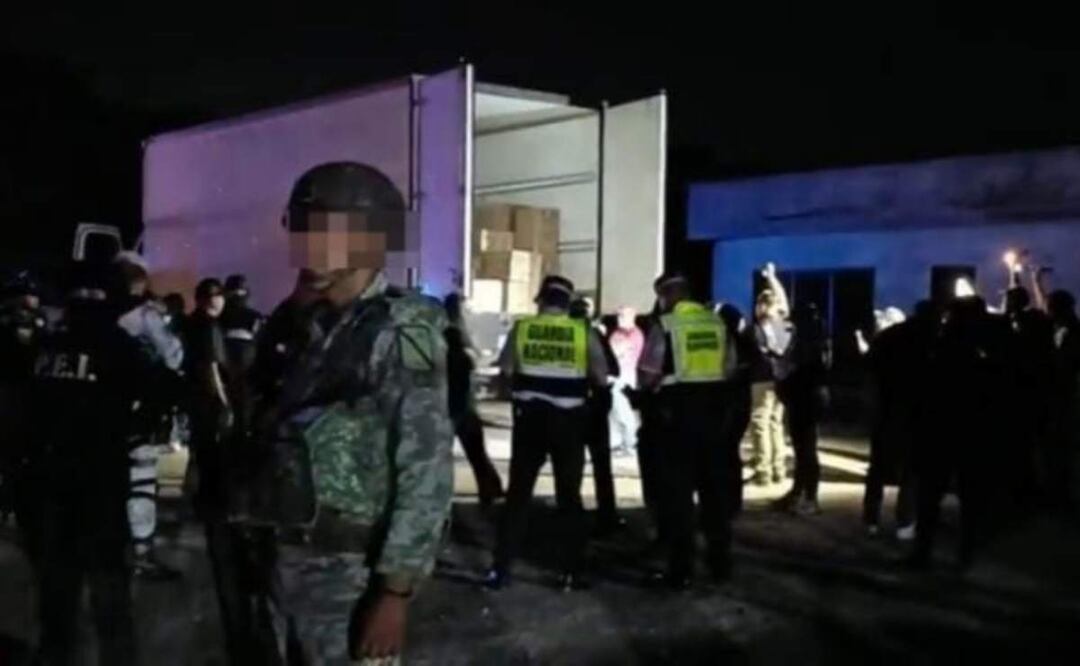 En la carretera Campeche-Mérida en Yucatán, elementos de seguridad detuvieron un camión tipo Torton que transportaba marihuana en cajas (13/02/2025): Foto: Especial