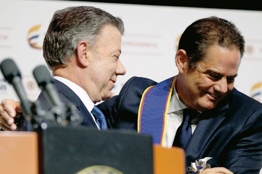 El presidente colombiano, Juan Manuel Santos, con el vicepresidente Germán Vargas Lleras, quien renunciará para ser candidato presidencial en 2018 (LEONARDO MUÑOZ. EFE)