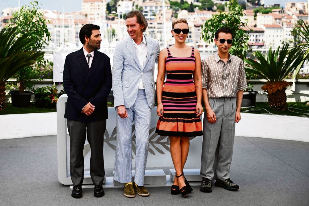 El escritor y actor Jason Schwartzman, el director Wes Anderson, la actriz Scarlett Johansson y el actor Jake Ryan.