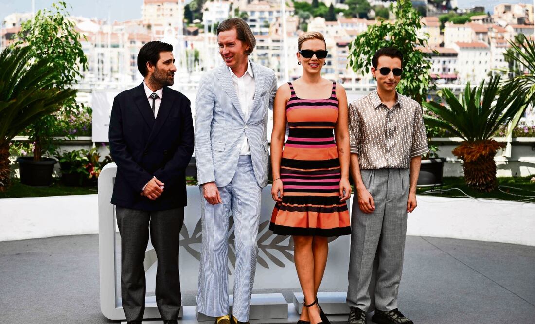 El escritor y actor Jason Schwartzman, el director Wes Anderson, la actriz Scarlett Johansson y el actor Jake Ryan.