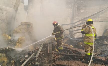 Bomberos extinguen incendio en fábrica de hule espuma en Tlalnepantla 