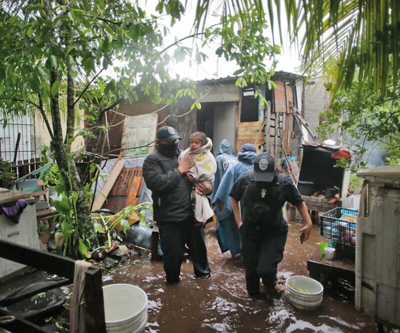 En Quintana Roo, el paso de la tormenta tropical dejó saldo blanco y sólo afectaciones por las inundaciones. Fotos: Especiales