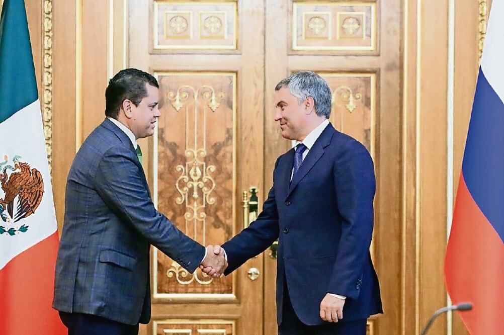 El priísta Édgar Romo García (izq.), presidente de la Cámara de Diputados, participó en el Foro Internacional para Desarrollo de Parlamentarismo, que se realizó en la ciudad de Moscú. (ESPECIAL)