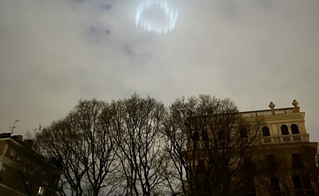 Las imágenes compartidas en las redes sociales mostraron un anillo blanco brillante en las nubes, en Milán. Foto: tomada de X, antes Twitter