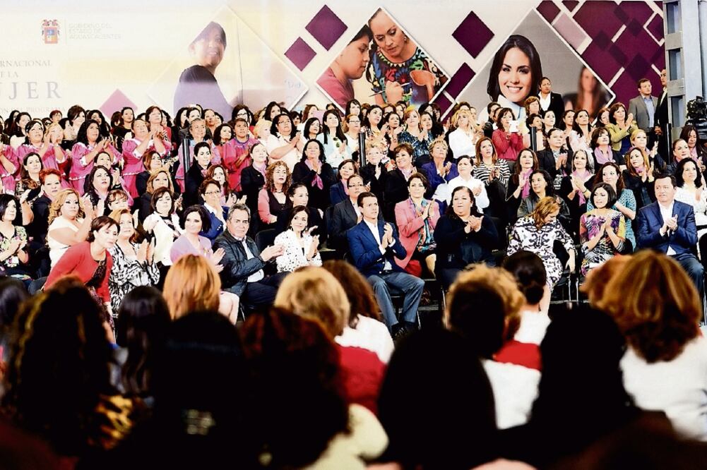 El presidente Enrique Peña Nieto felicitó a las mexicanas y dijo que ellas son parte fundamental del desarrollo y progreso de la nación, durante la conmemoración del Día Internacional de la Mujer (PRESIDENCIA)