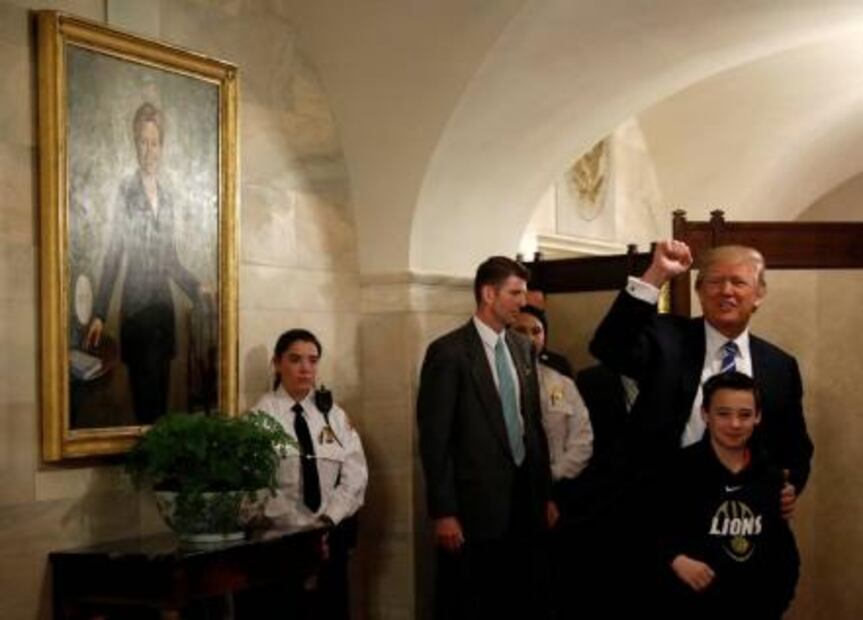 Trump sorprende a estudiantes en reapertura de visitas a la Casa Blanca