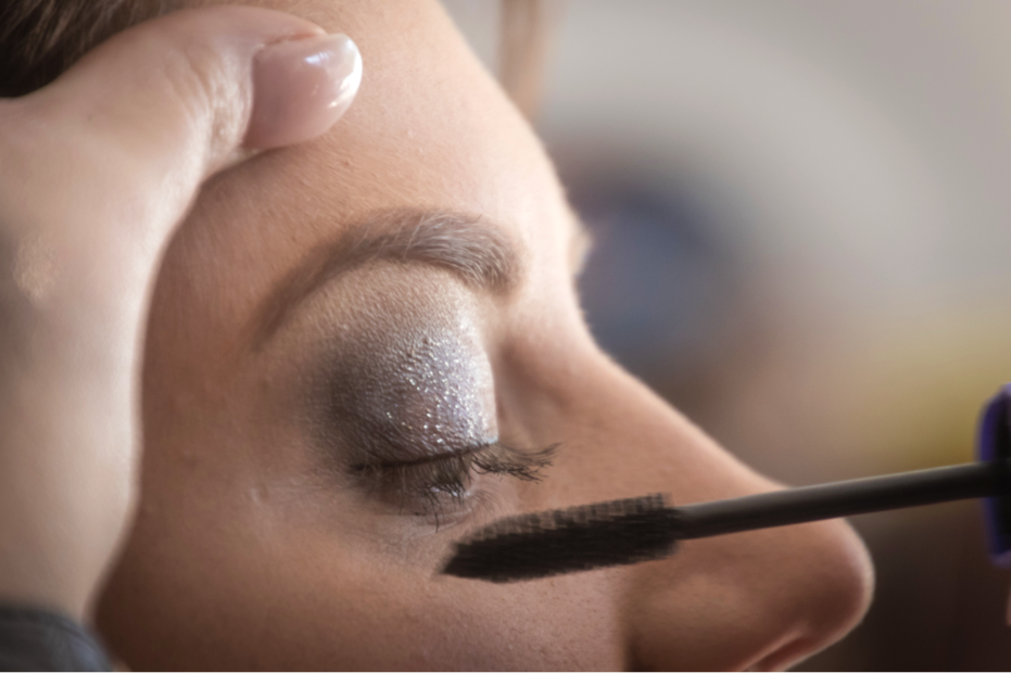 El rímel café hace lucir naturales los ojos verdes. Foto: Pexels