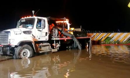 Despliegan personal para limpiar fraccionamientos afectados por inundaciones en Zumpango