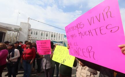Mujeres con cáncer protestan por falta de medicamentos en Puebla