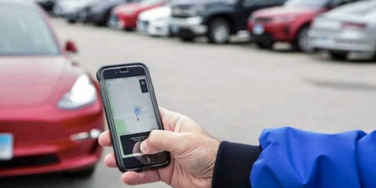 Califican como engañosa la conducción autónoma de Tesla