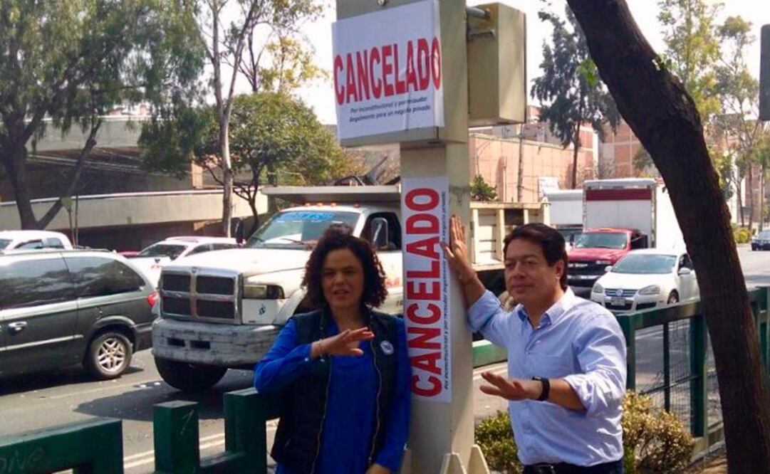 El senador clausuró de manera simbólica una cámara de “fotomultas” en Marina Nacional. Foto: @mario_delgado1