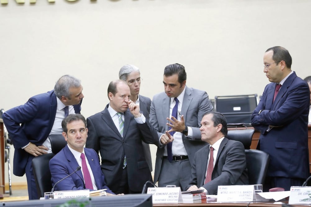 El INE destinará 12% de su tiempo en medios para transmitir mensajes sobre protección civil y para informar a los ciudadanos que hayan perdido su credencial de elector a causa de los sismos (LUIS CORTÉS. EL UNIVERSAL)