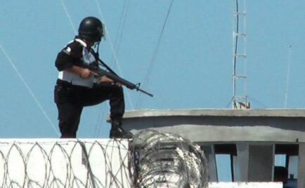 Tres reos toman armas y se fugan de prisión; matan a policía