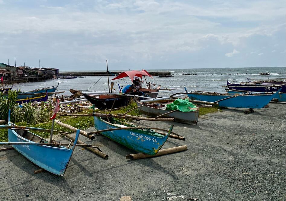 Barcos pesqueros de madera están asegurados en terreno elevado a lo largo de la costa en Cavite, Filipinas, 30 de julio de 2025. Foto: EFE