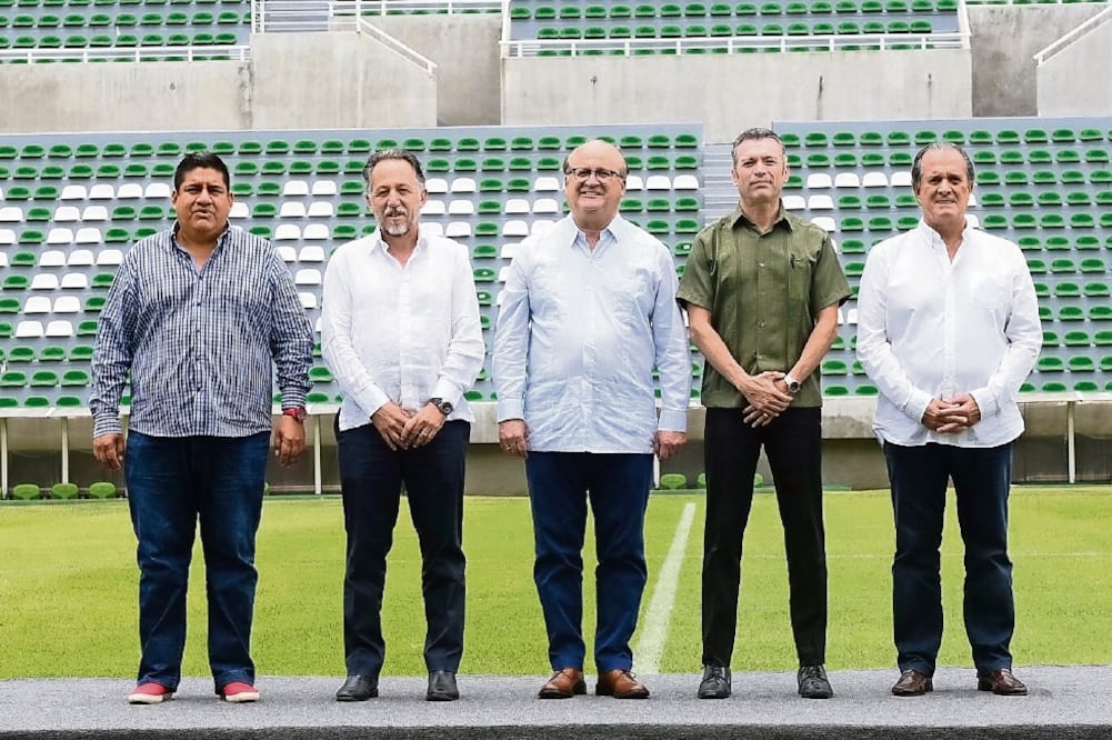 Miembros de Grupo Omnilife-Chivas y el dirigente del estado morelense, en el hermoso recinto cañero (ESPECIAL. EL UNIVERSAL)