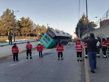 Confirman 19 heridos y dos muertos tras volcadura de autobús en Paseo Tollocan